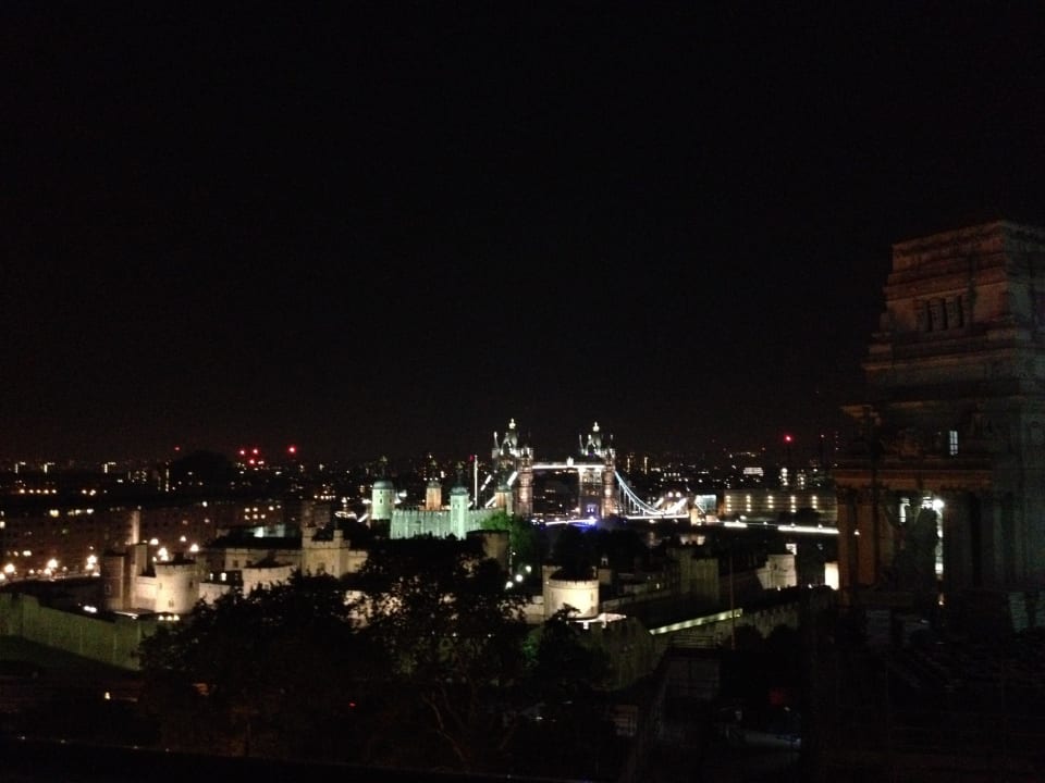 Blick von Skylounge im 12.Stock auf Tower Bridge DoubleTree by Hilton Hotel London - Tower of London