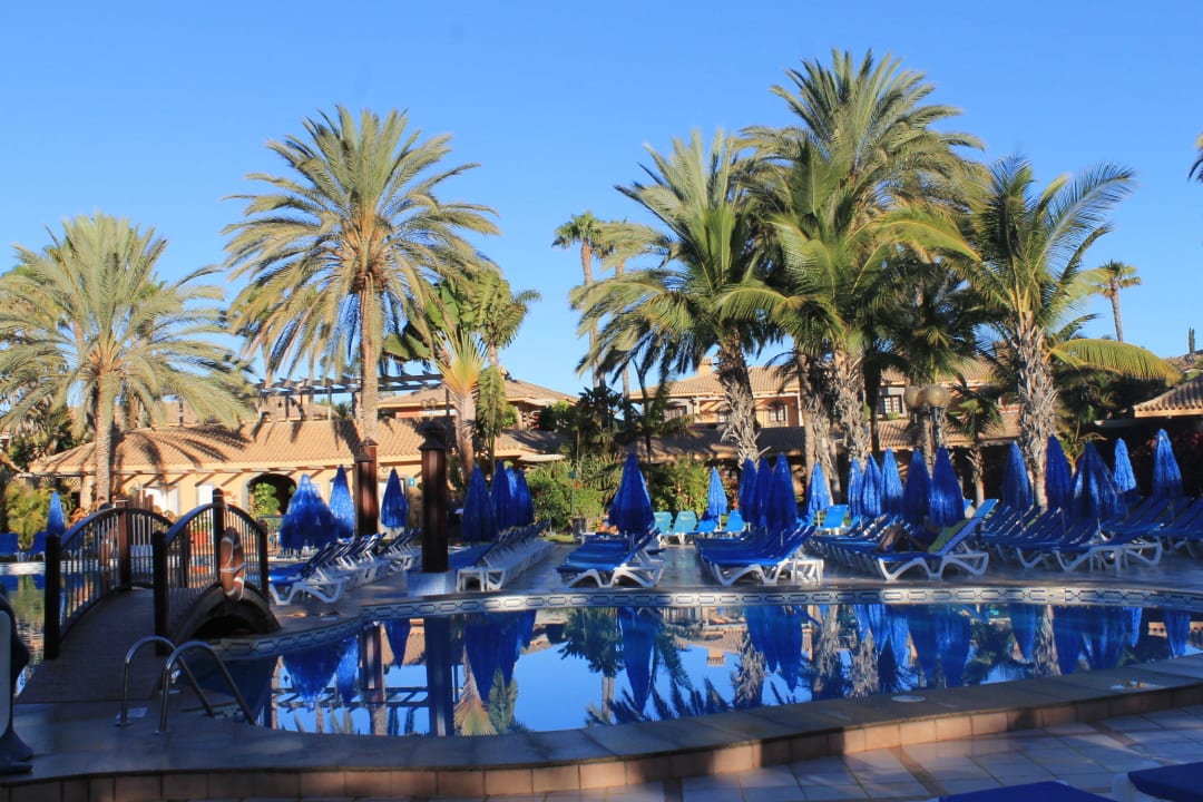 Poolbereich früh am Morgen Suites & Villas by Dunas