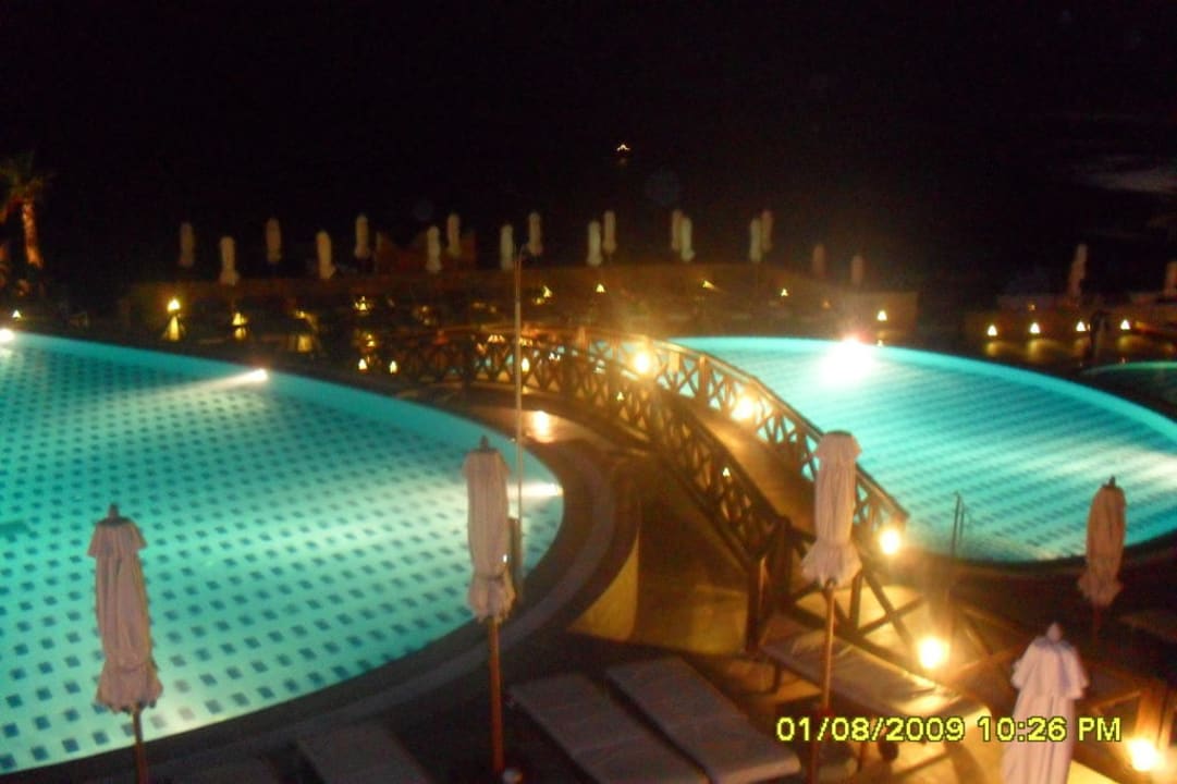 Abends an der Poolanlage Hotel Kalithea Horizon Royal