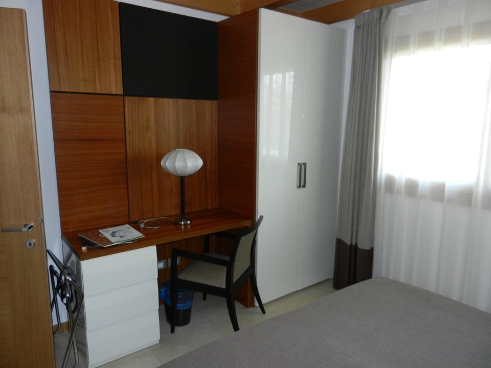 Schrank und Tisch im Schlafzimmer Green Village Resort - Hotel & Aparthotel