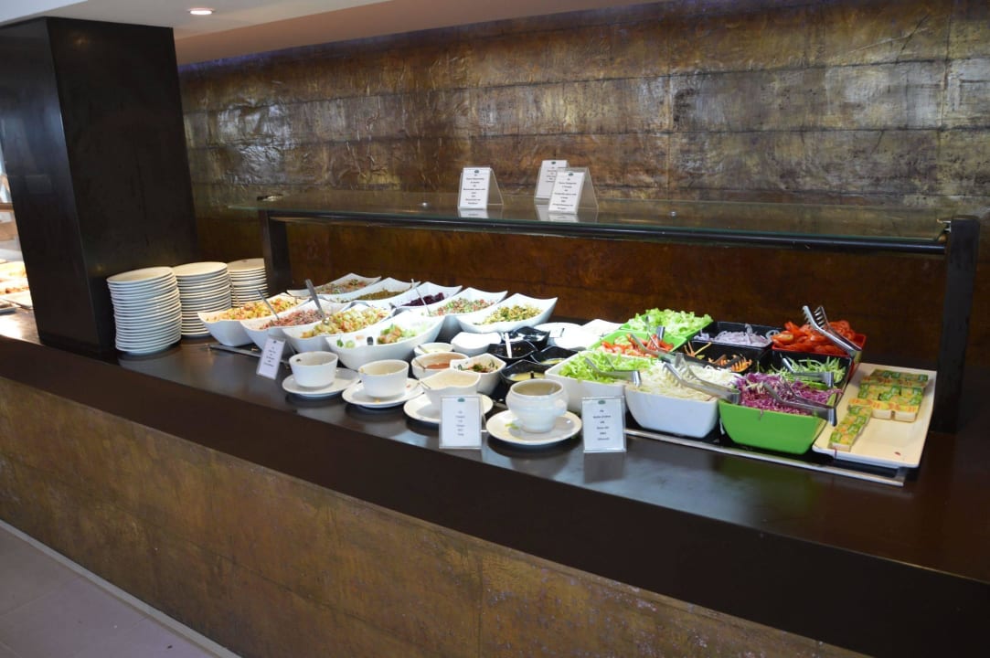 Teil des Mittagsbüffets The Orangers Beach Resort and Bungalows