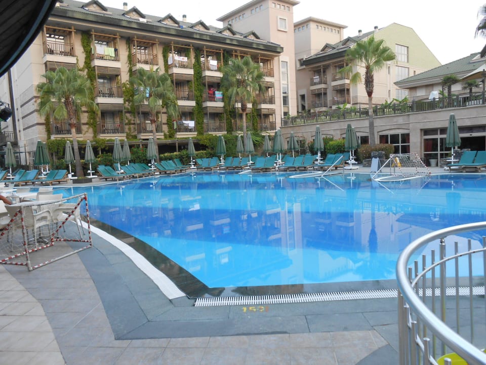 Pool mit Blick auf Hotel Can Garden Resort