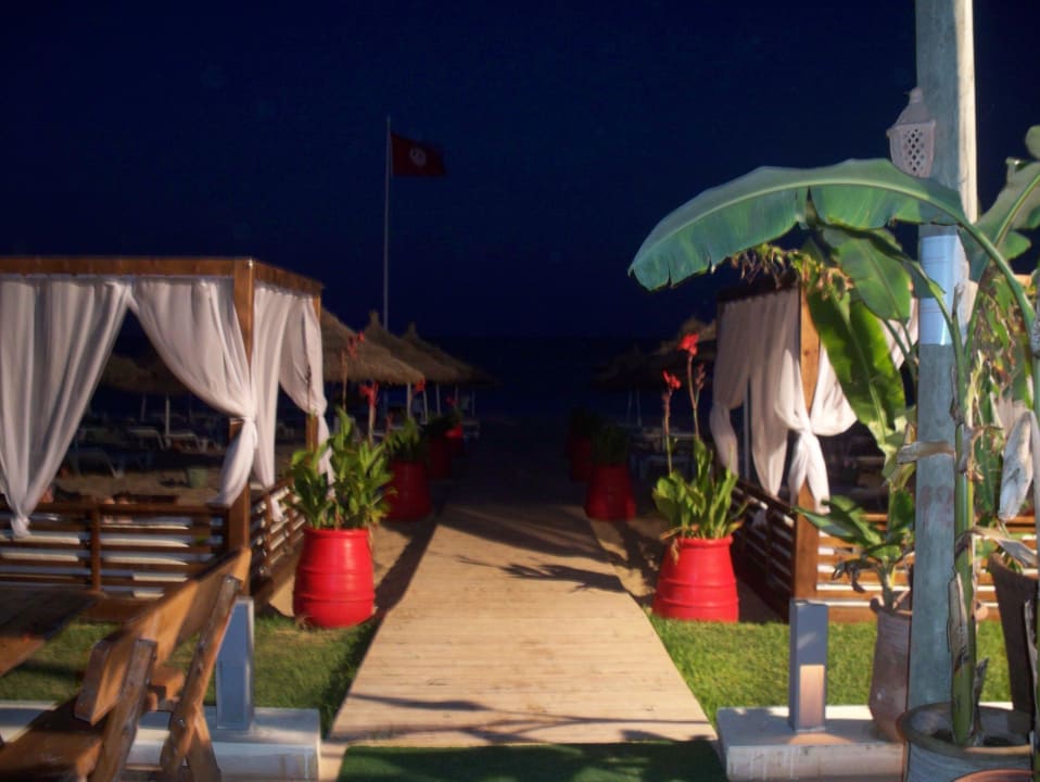 Beachbar am Abend Hotel Royal Nozha