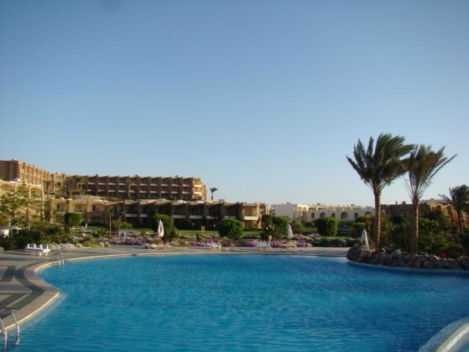 Pool mit Blick auf die Mounain Inn Zimmer Brayka Bay Resort