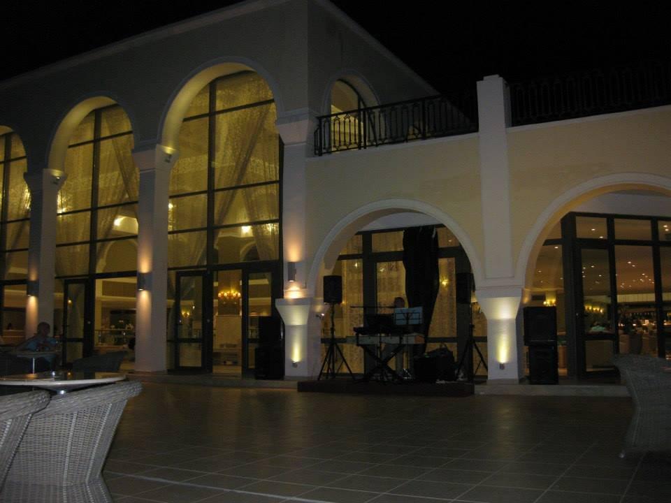 Dachterrasse und Lobby mit Live Musik am Abend Porto Bello Royal