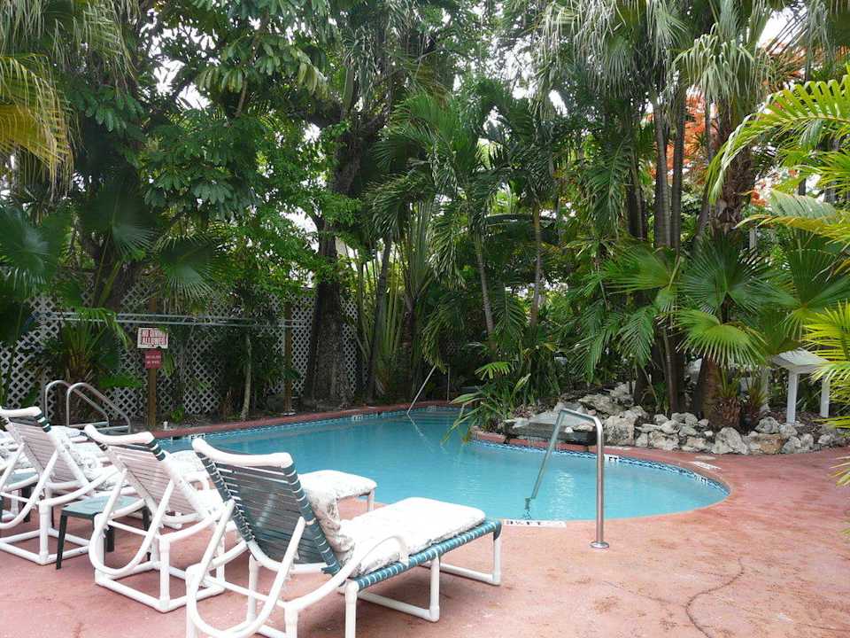 Einer der beiden Pools im tropischen Garten Hotel Westwinds Inn