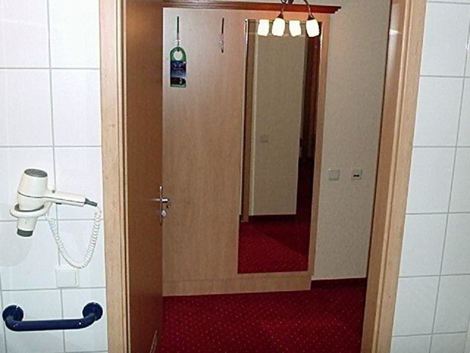 Blick aus dem Badezimmer auf die Spiegelwand Hotel Ascot-Bristol