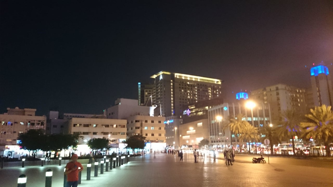 Hotel mit Schwesterhotel und Mall bei Nacht Swissotel Al Ghurair Dubai