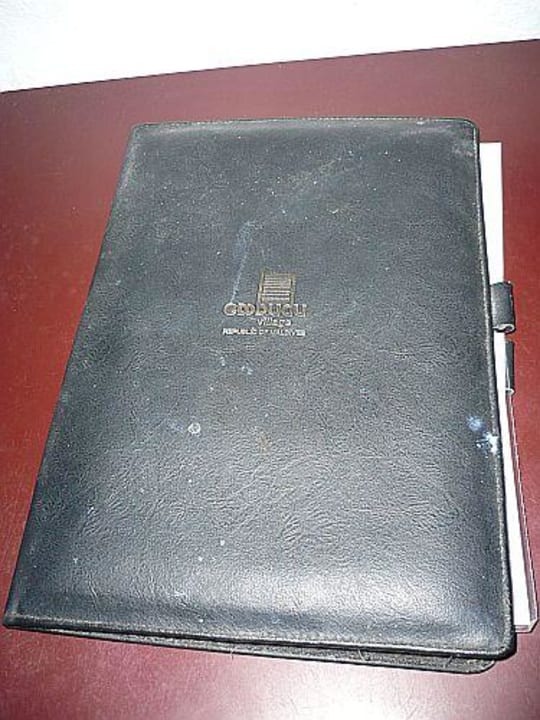 Embudu Hotelzimmer - Die versiffte Infomappe Embudu Village