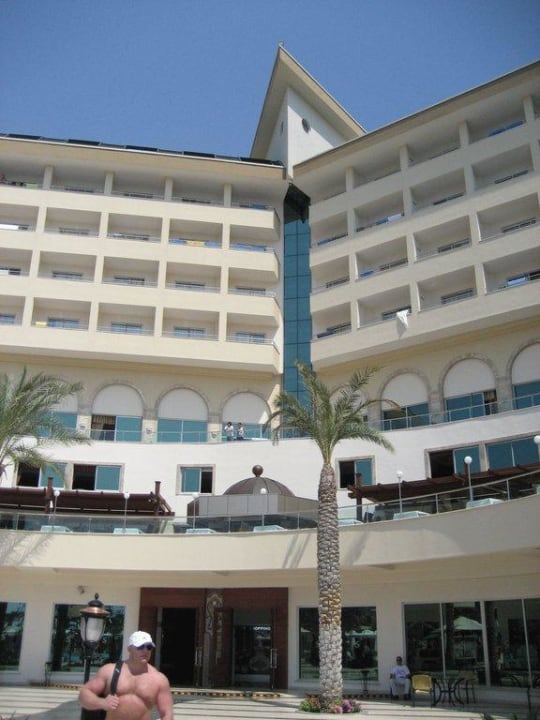 Hotel mit Restaurantterrasse vom Pool aus Saphir Resort & Spa