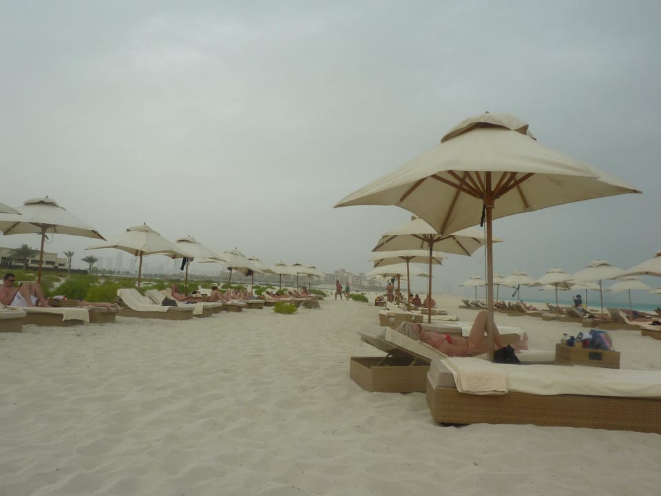 Gemütliche Liegen am Strand Park Hyatt Abu Dhabi Hotel and Villas
