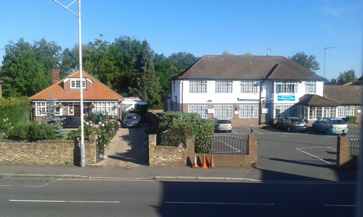  Hauptgebäude    Hotel Heathrow Lodge