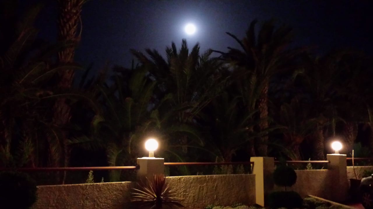 Vollmond am Hoteleingang HARPIN Georgioupolis Resort Aquapark & SPA