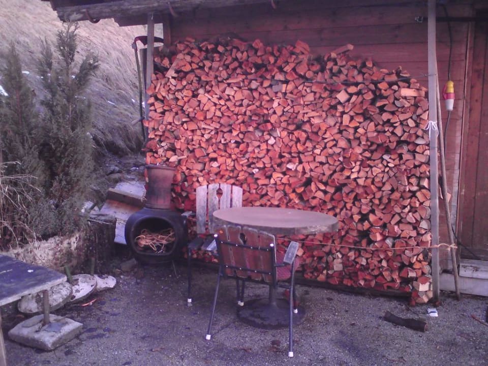 Holzstapel vor der Bar Alpengasthof Hotel Gruberhof