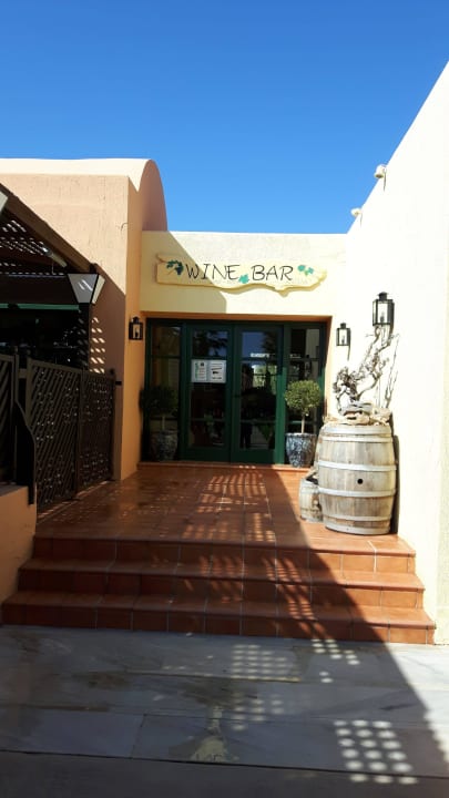 Eingang der Weinbar Anissa Beach & Village