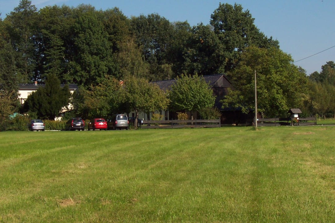 Ansicht Parkplatz und Objekt Pension Zur Tenne