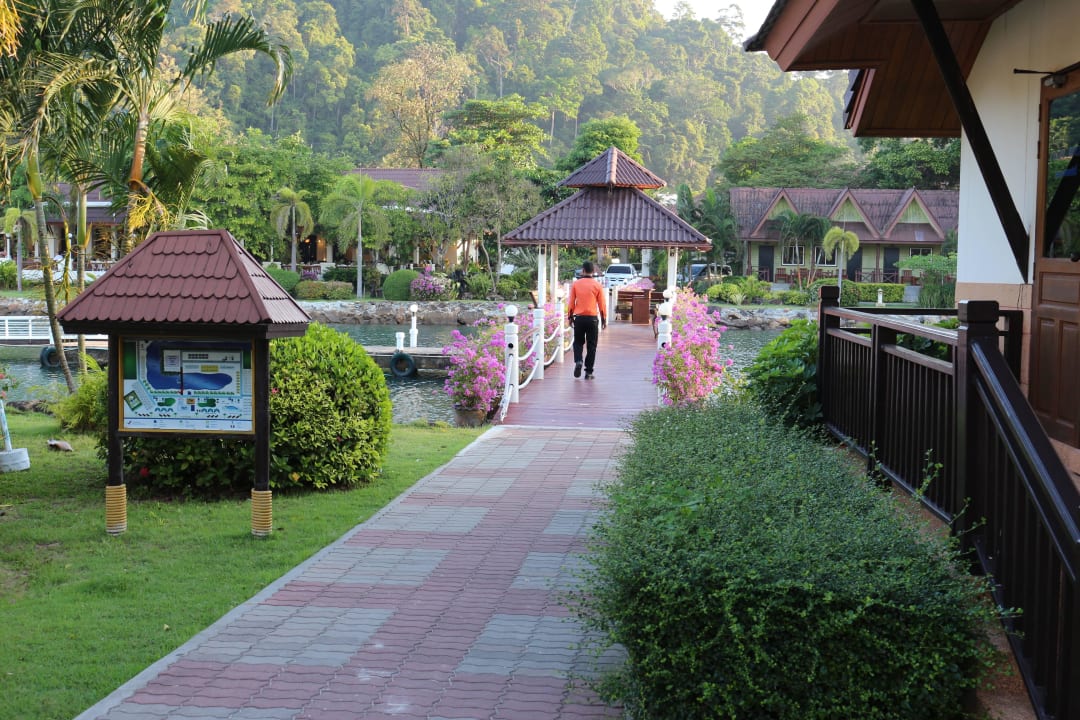 Тропинка к ресторану Hotel Klong Prao Resort