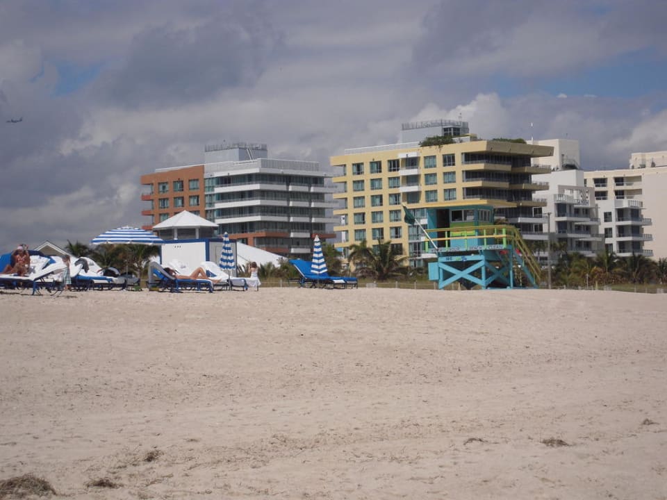 Blick vom Strand zum Hotel Hilton Bentley Miami South Beach