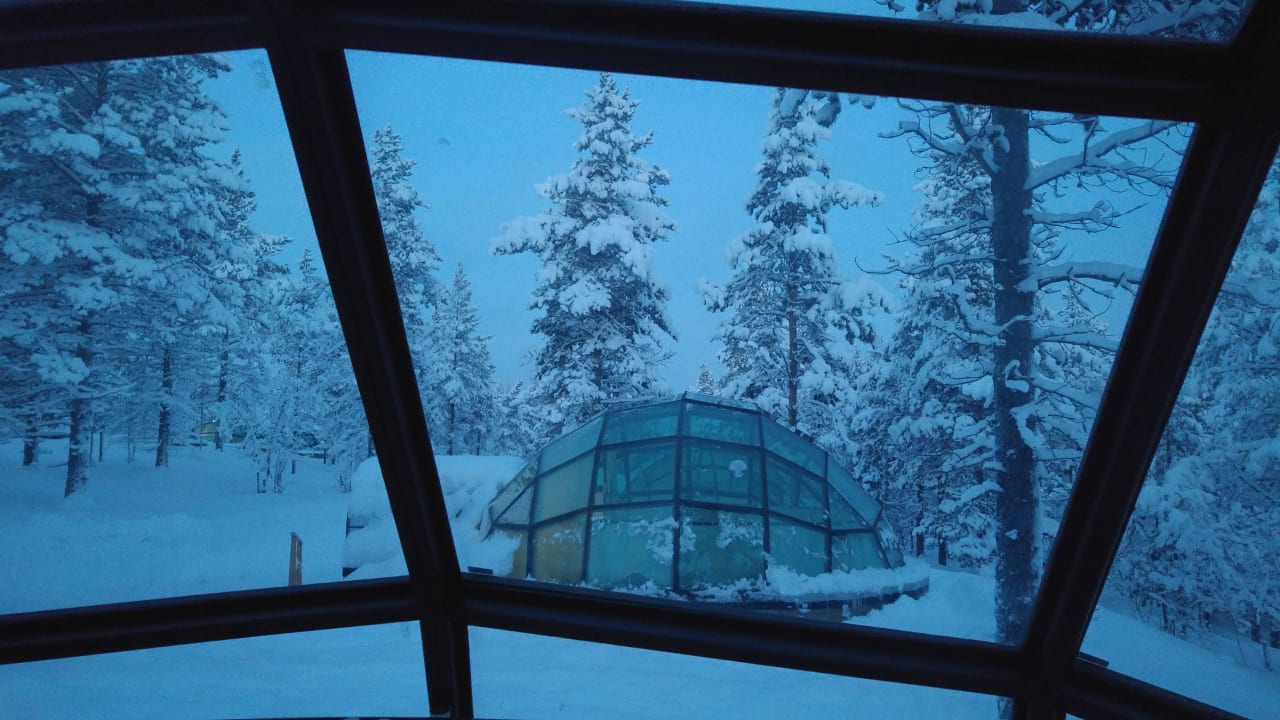 Widok z igloo na sąsiednie igloo. Hotel Igloo Village Kakslauttanen