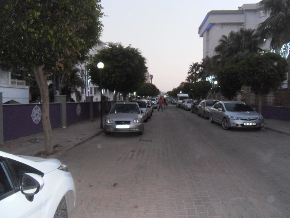 Durch die Hotelanlage führt diese Strasse . Club Hotel Anjeliq