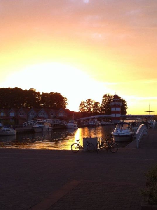 Sonnenuntergang mit dem Leuchtturm Precise Resort Hafendorf Rheinsberg