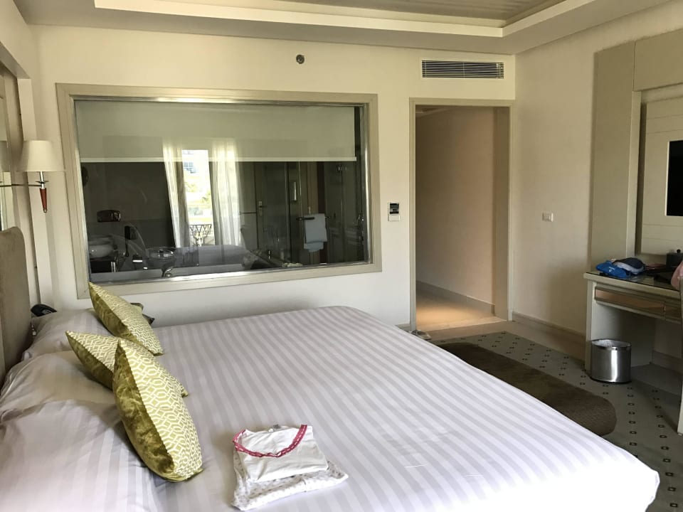 Blick zum großen Bad mit Jacuzzi Premier Le Reve Hotel & Spa