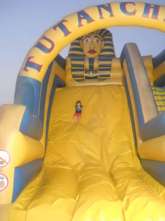 Vor dem Nachbarnhotel Sol Luna Bay