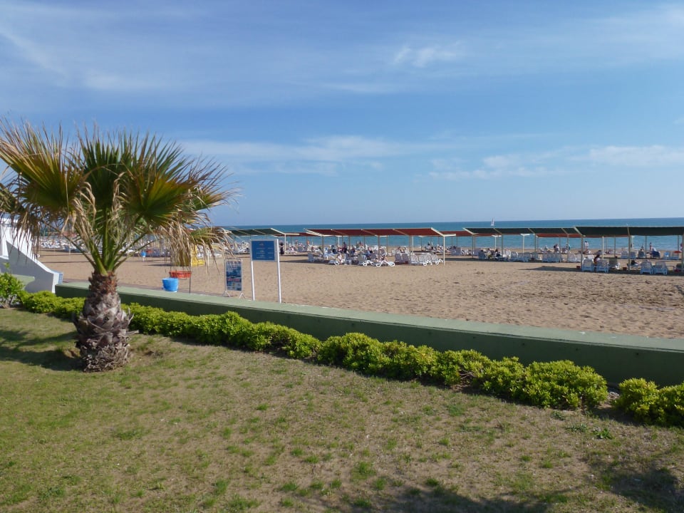 Blick von der Strandprommenade auf den Strand FUN&SUN Smart Hane Sun Hotel
