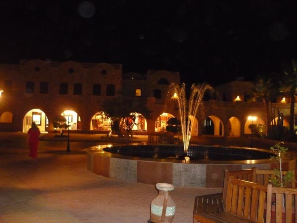Plaza vor dem Eingangsbereich Mövenpick Resort El Quseir