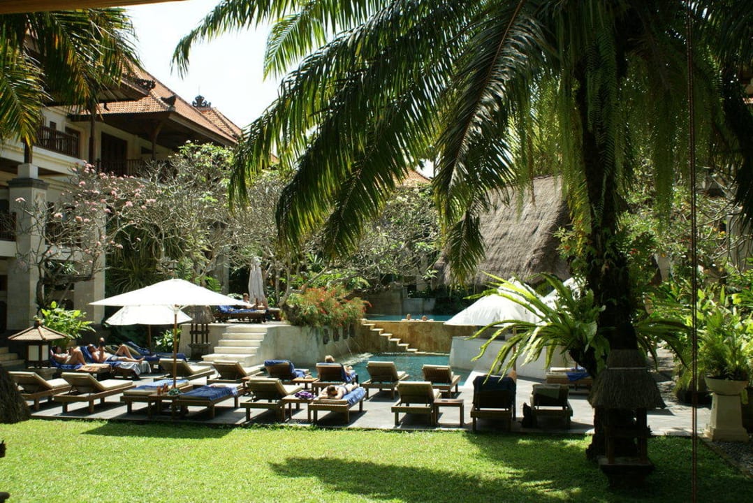 Poolbereich im Beach Club Puri Santrian