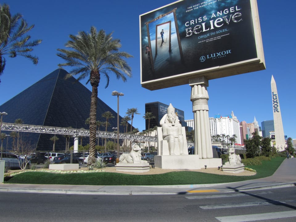 "unsere"Pyramide von der anderen Straßenseite Hotel Luxor