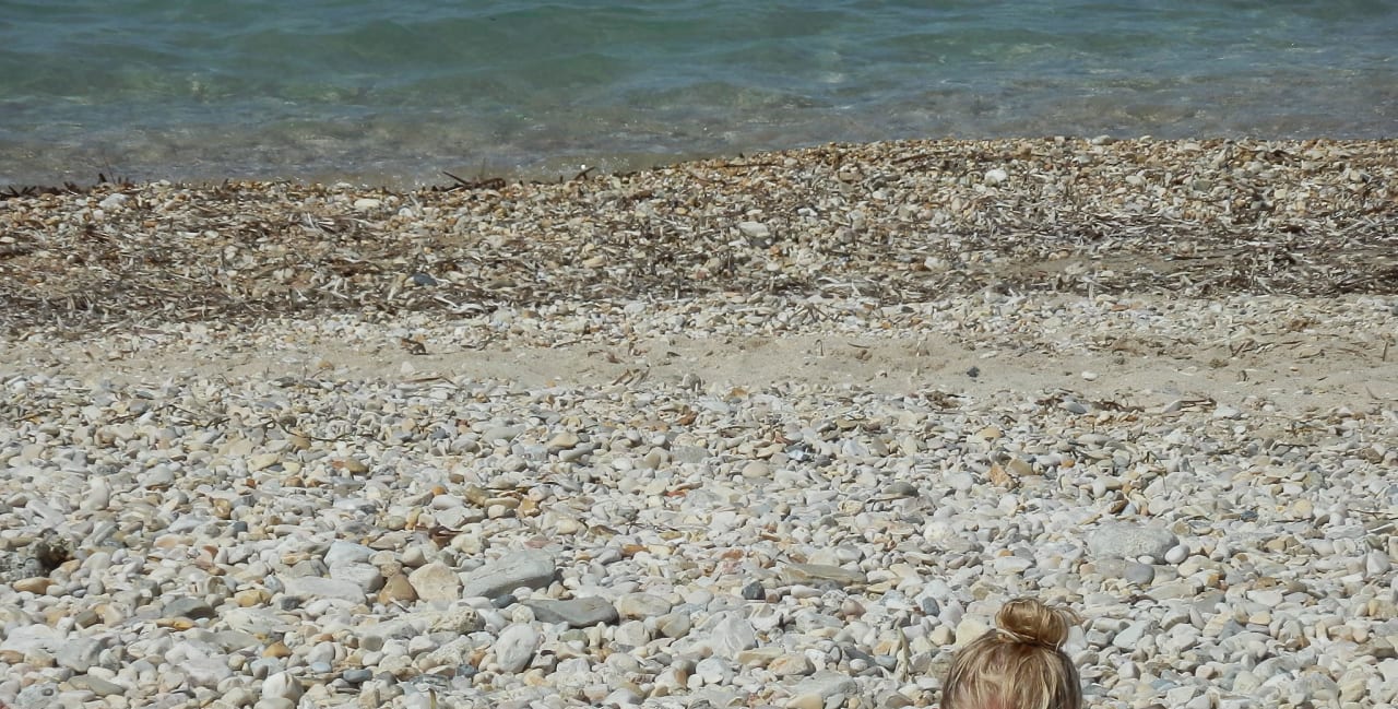 Sogenannter Sand-Kiesstrand Acharavi Beach Hotel