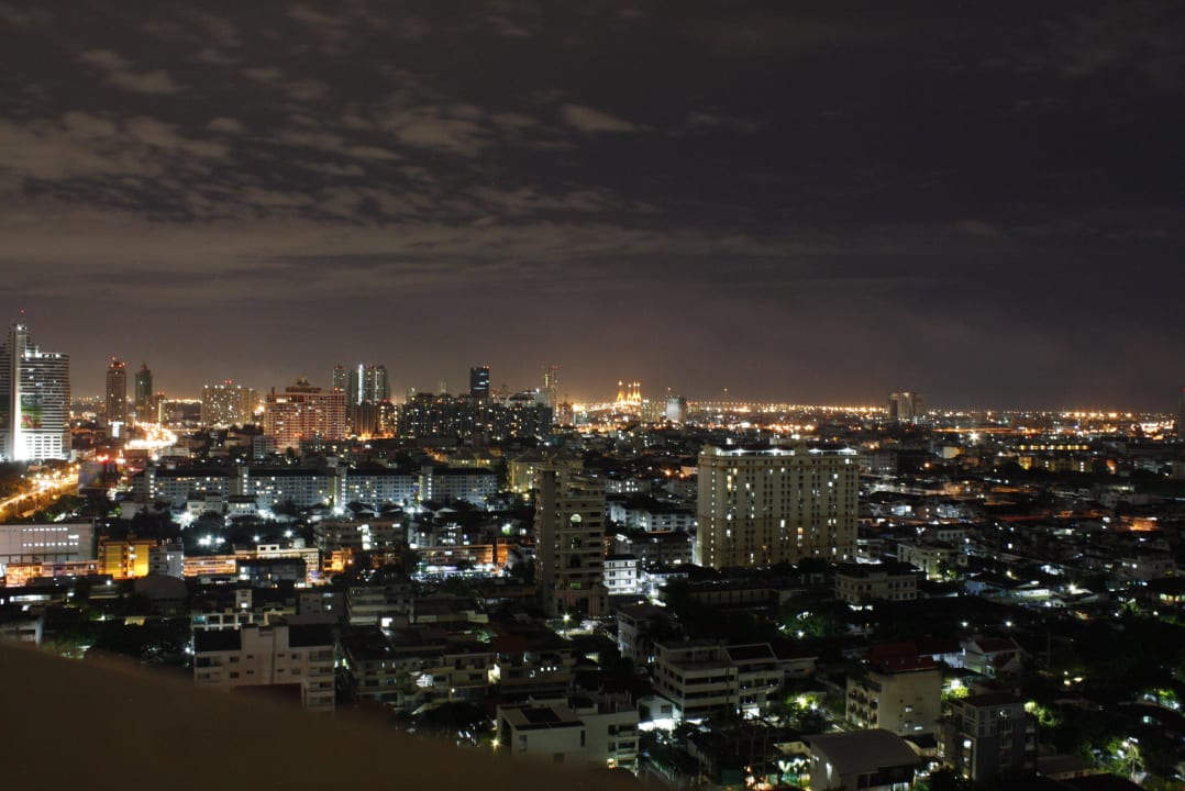 Ausblick bei Nacht JC Kevin Sathorn Bangkok Hotel