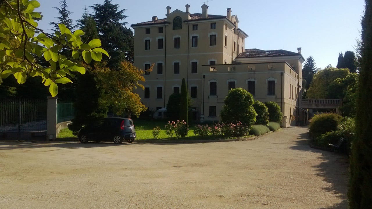 Vom Park aus gesehen Hotel Villa Scalabrini