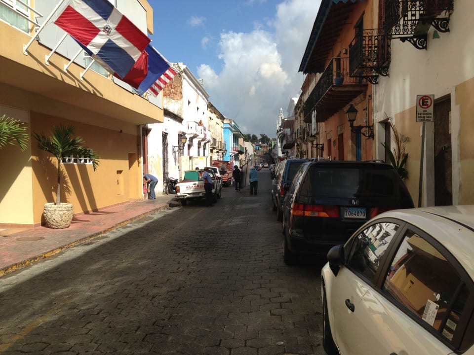 Blick die Straße runter nach links Novus Plaza Hodelpa