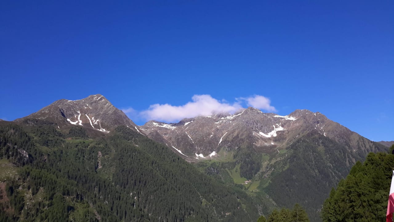 Blick auf die Berge vor dem Hotel Das Land-Palais