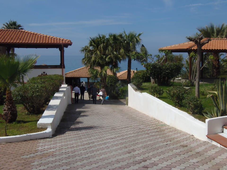 Weg zum Restaurant und Strand Villaggio Baia d'Ercole