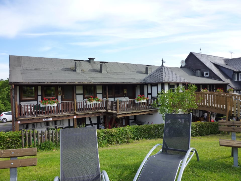 Blick vom Spielplatz auf das Hotel Familienhotel Ebbinghof