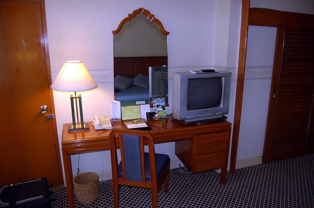 Schreibplatz und Fernseher The Tawana Bangkok