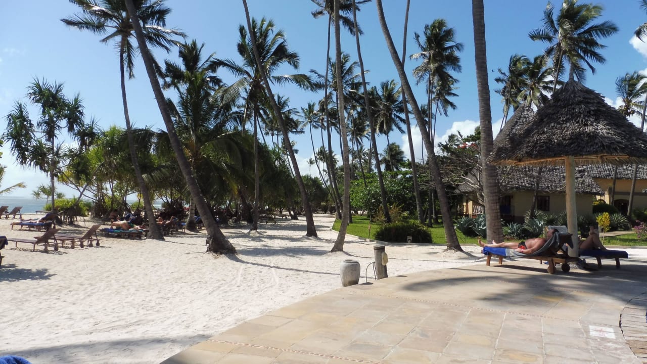 Weg am Strand zum Restaurant Neptune Pwani Beach Resort & Spa