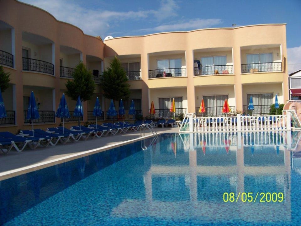 Blick vom Restaurant auf den Pool Sayanora Hotel