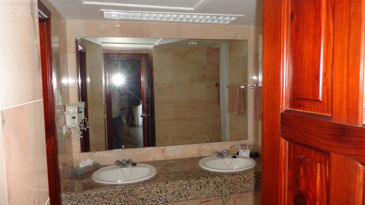 Doppelwaschbecken im Bad Playabachata Hotel