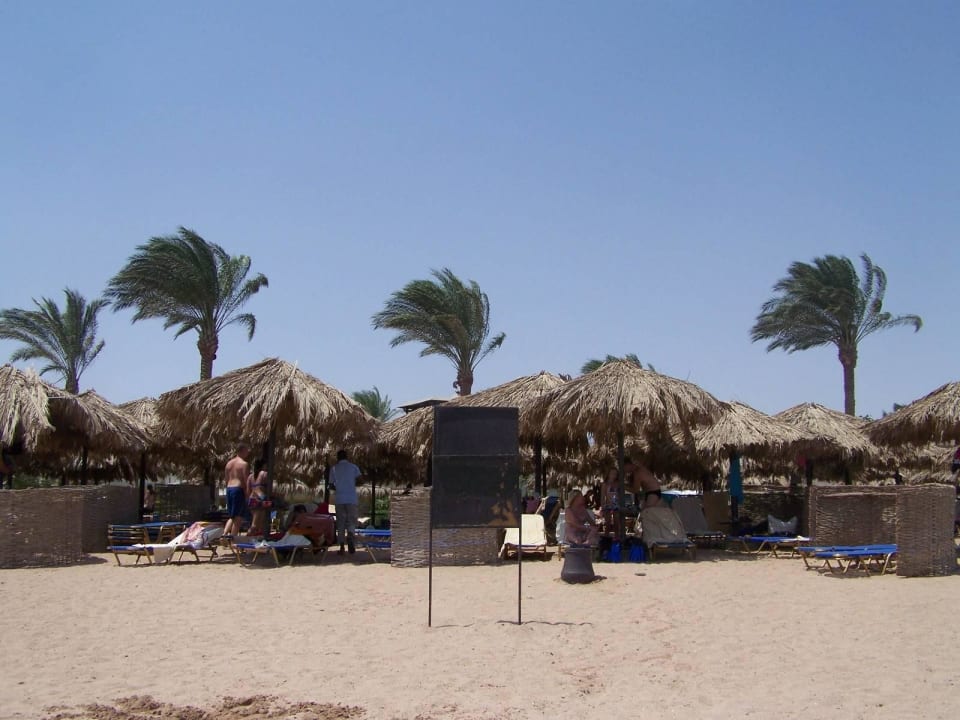 Ausblick vom Wasser zum Strand Jaz Makadina