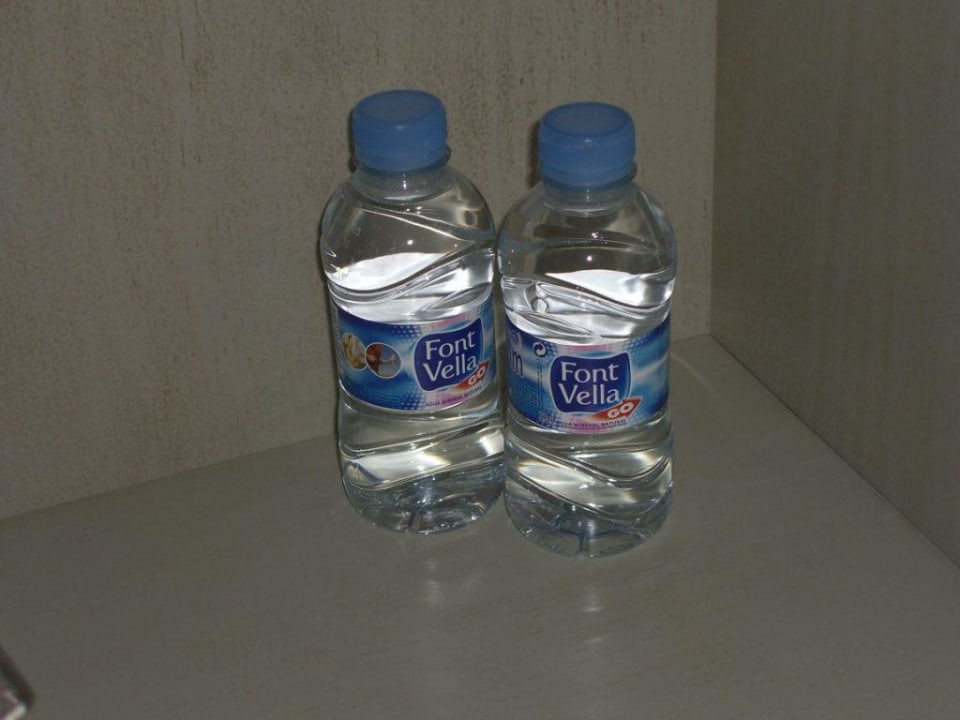 Begrüßungs-Wasser im Zimmer allsun App.-Hotel Albatros