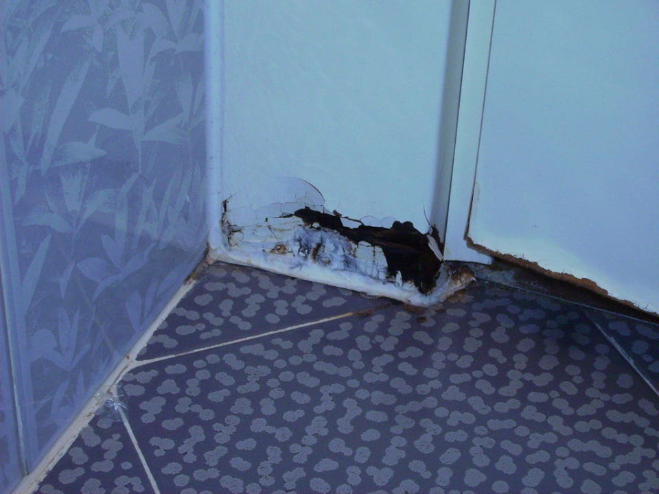 Kaputter Badtürrahmen Grand Hotel Adriatico