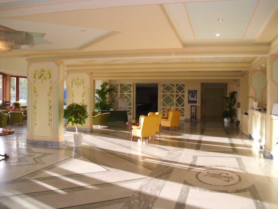 Krasser Gegensatz zur 5. Etage Grand Hotel Vesuvio