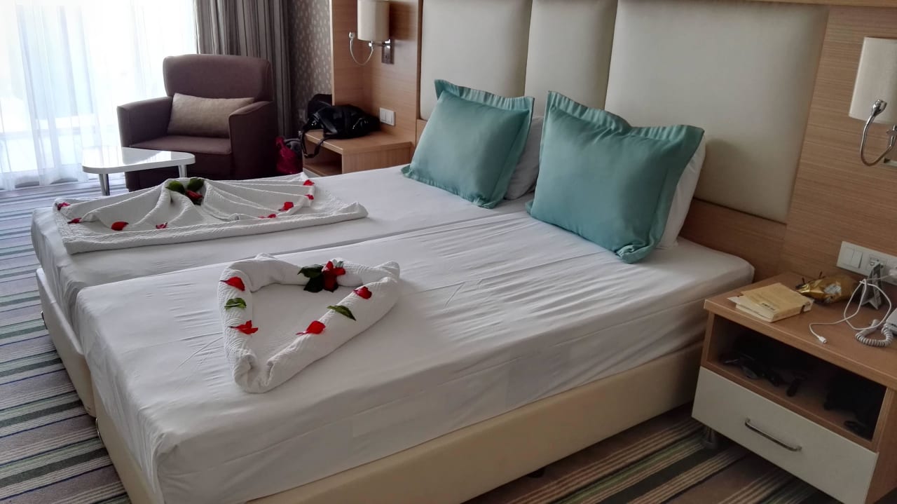 Unser Doppelzimmer mit Dekorierung Hotel Royal Garden Beach