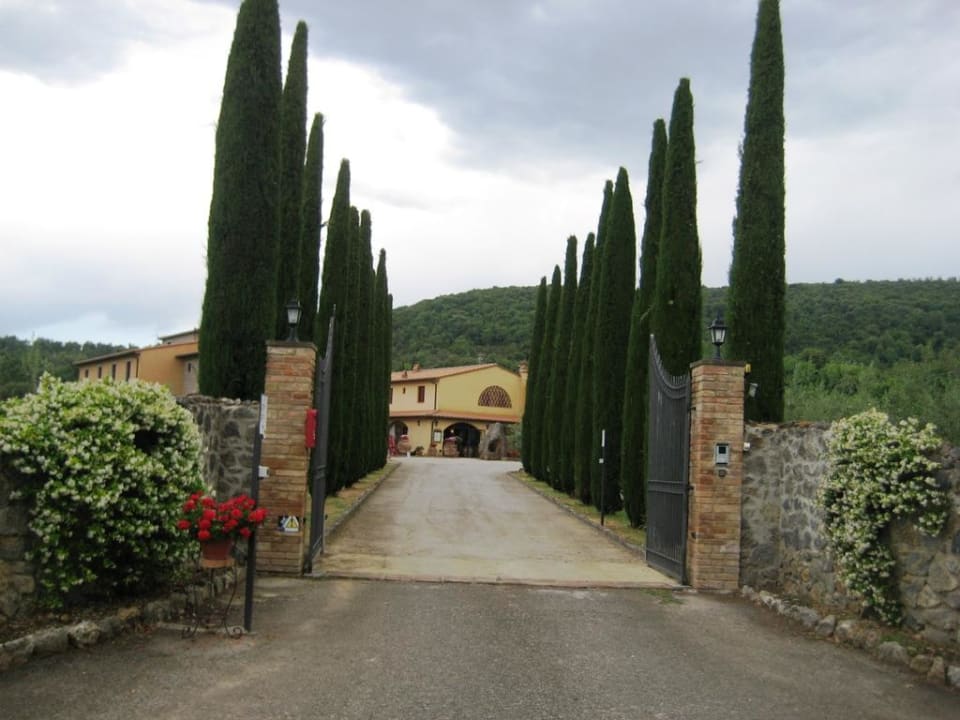 Malerischer Zufahrtsweg Hotel Casolare le Terre Rosse