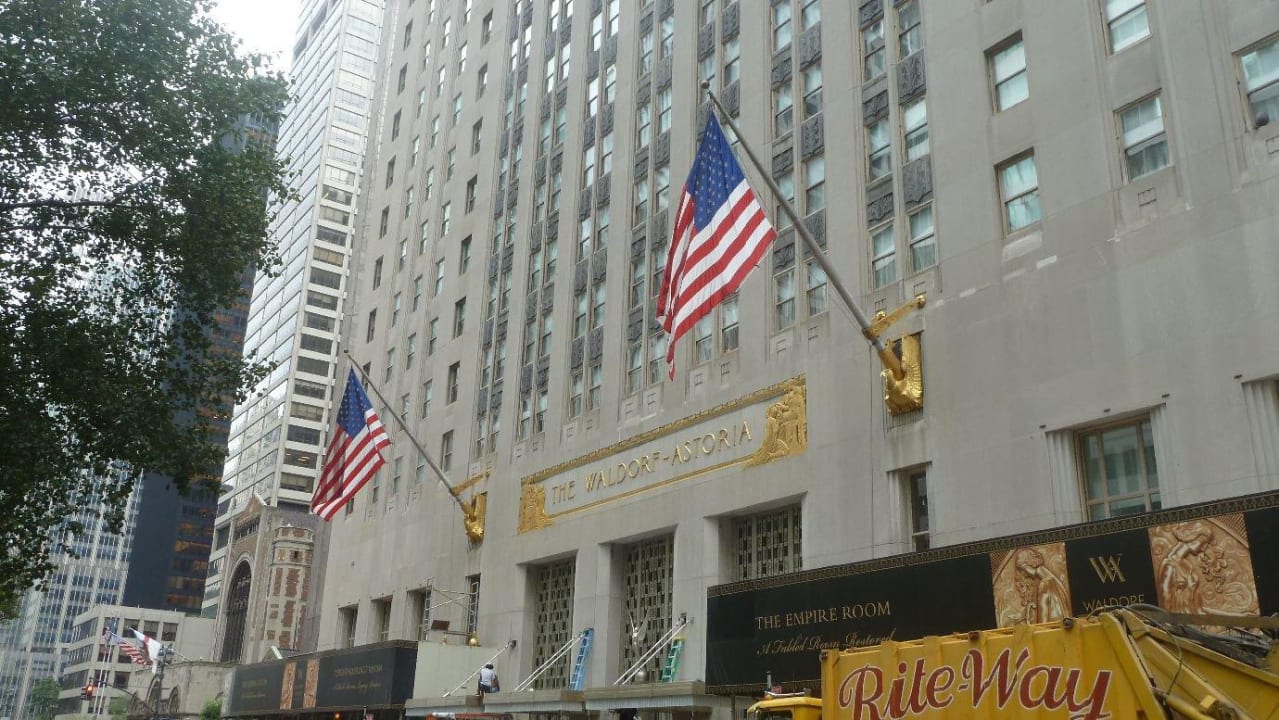 Eingang Waldorf The Towers of the Waldorf Astoria
