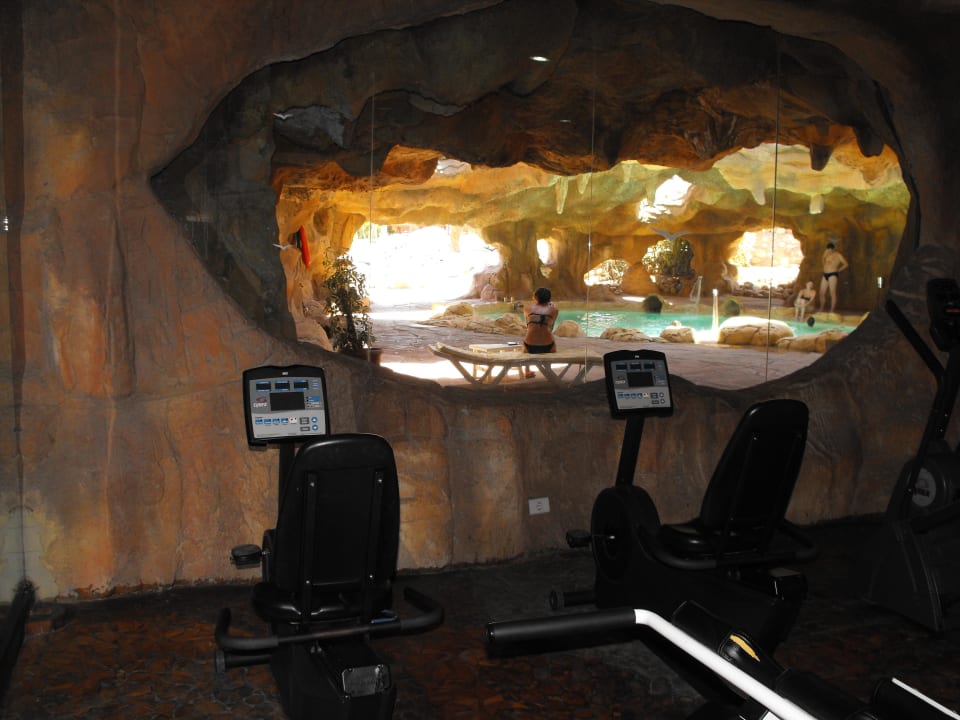 Fitnessraum, Blick in die Grotte Parrotel Beach Resort